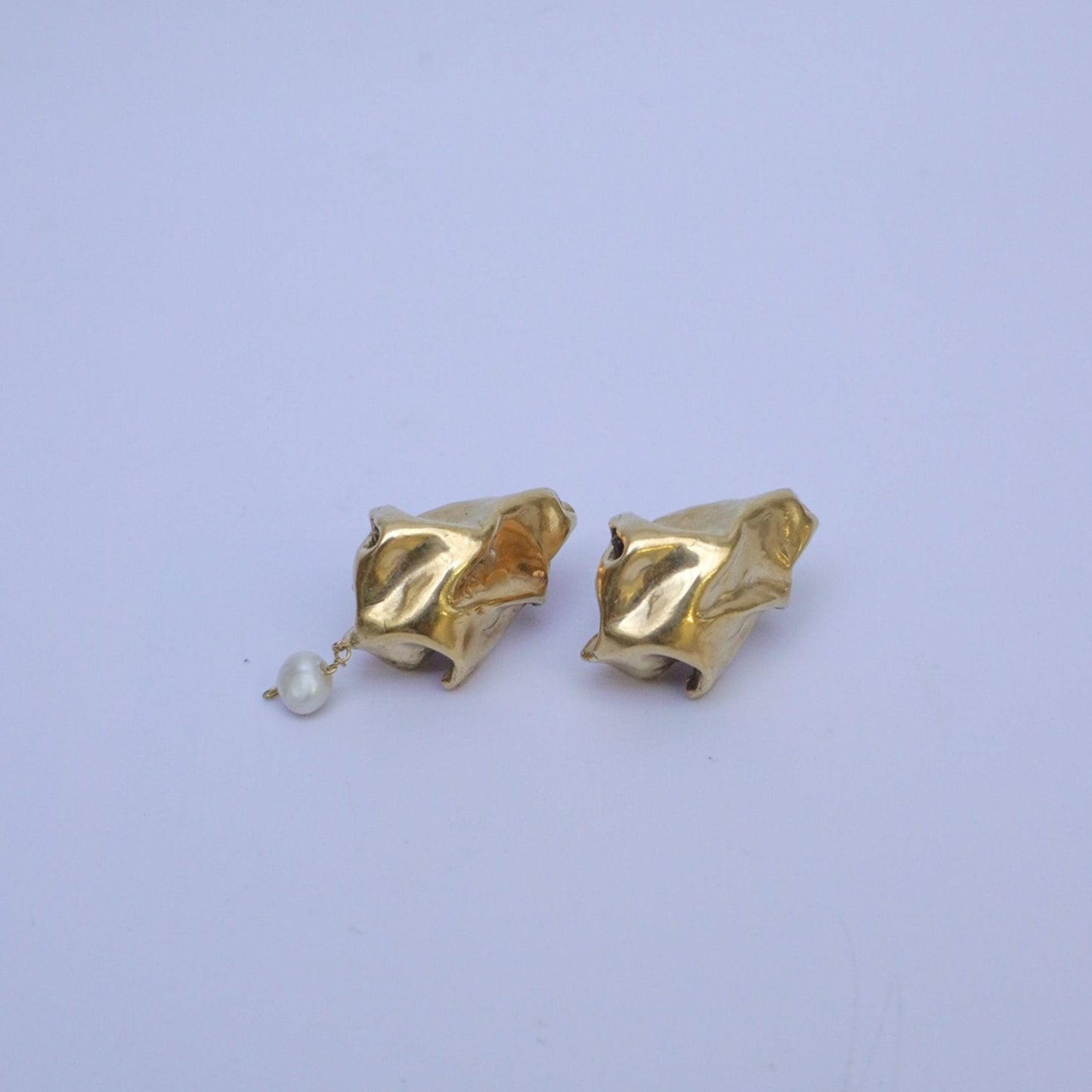 Ali di calanco earrings, one with a pearl, gold-plated