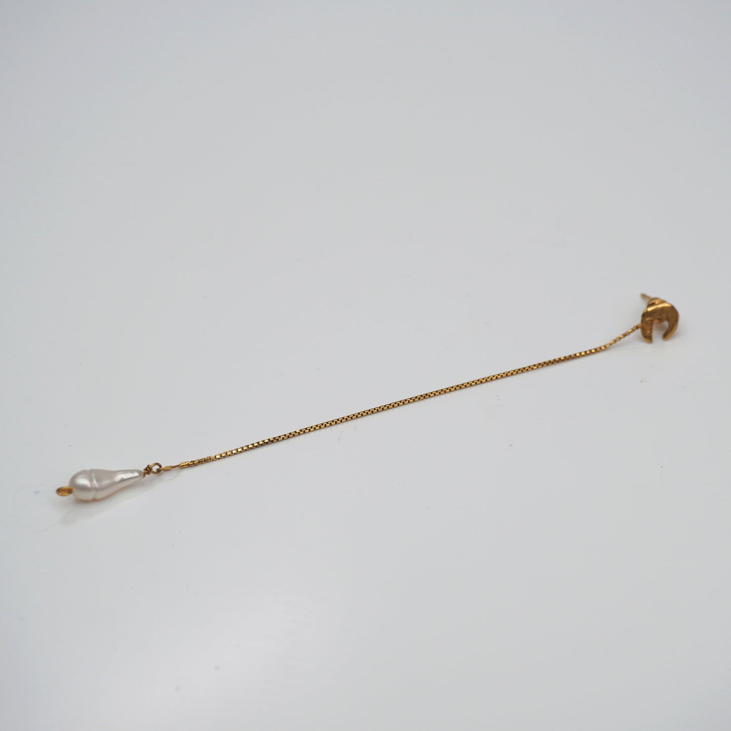 Sospiri velati - Moon Stud Earring
