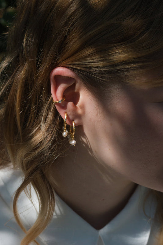 Hoop earring with pearl pendants