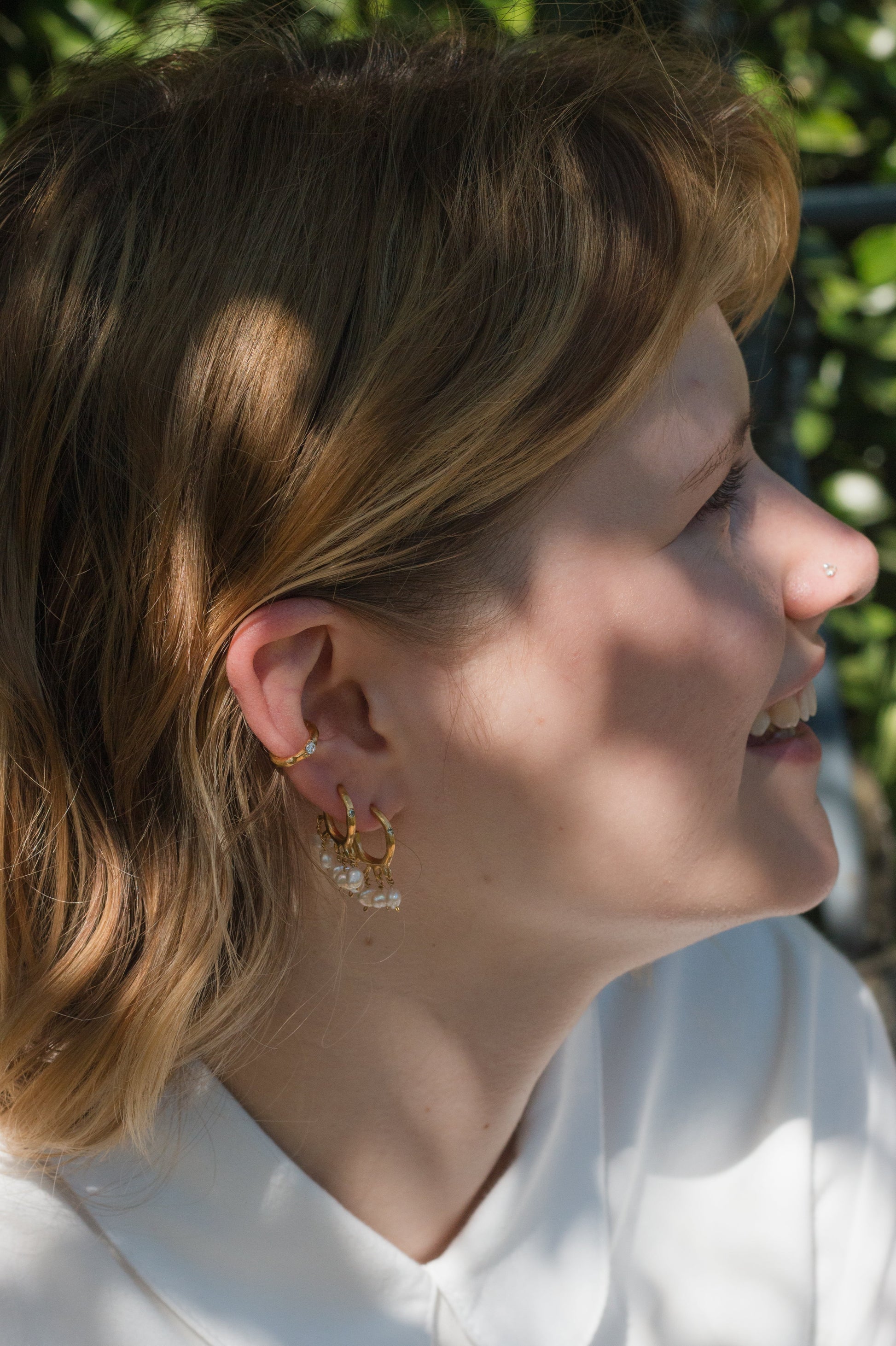 Gold-plated organic hoop earrings with pearl pendants - Perula Collection