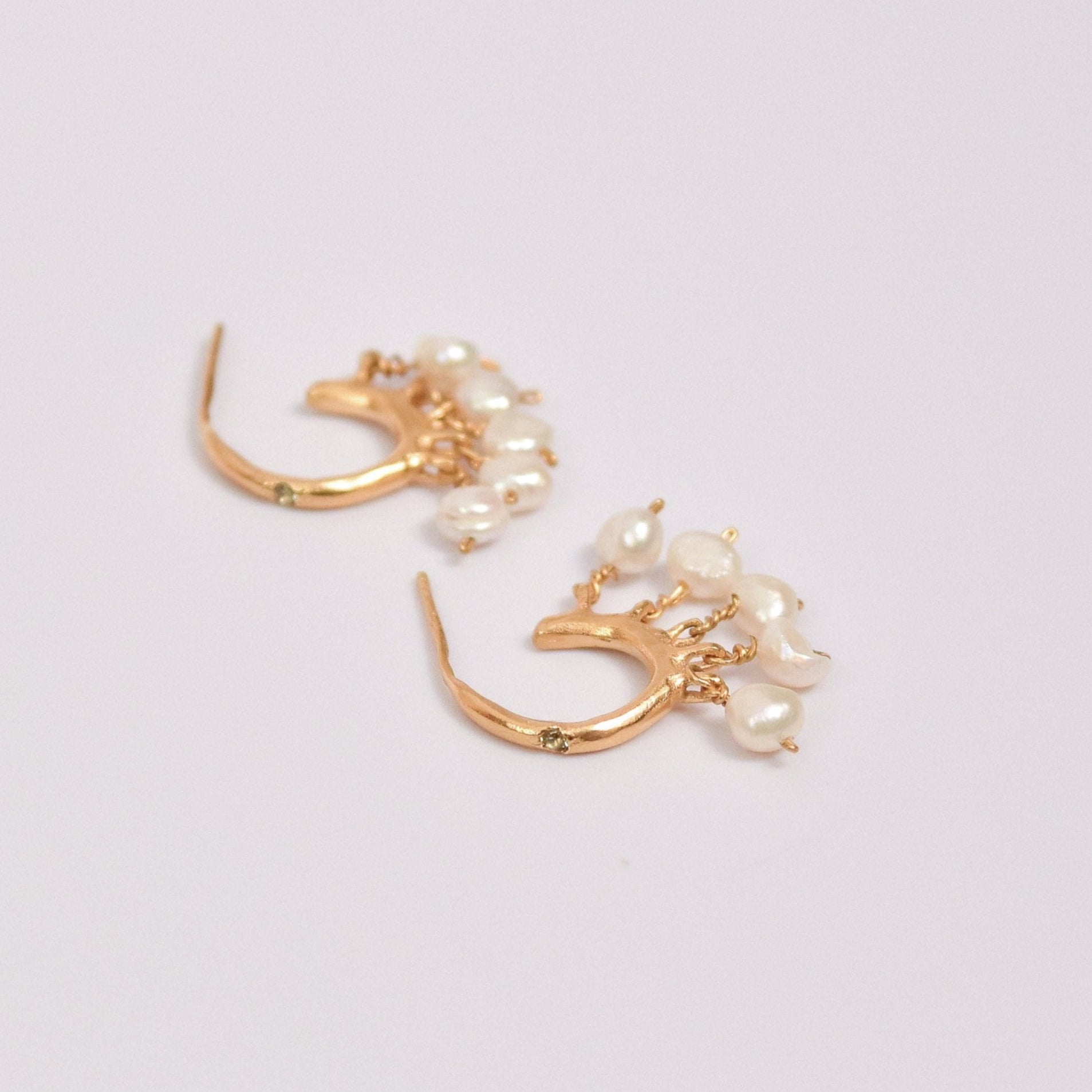 Gold-plated organic hoop earrings with pearl pendants - Perula Collection