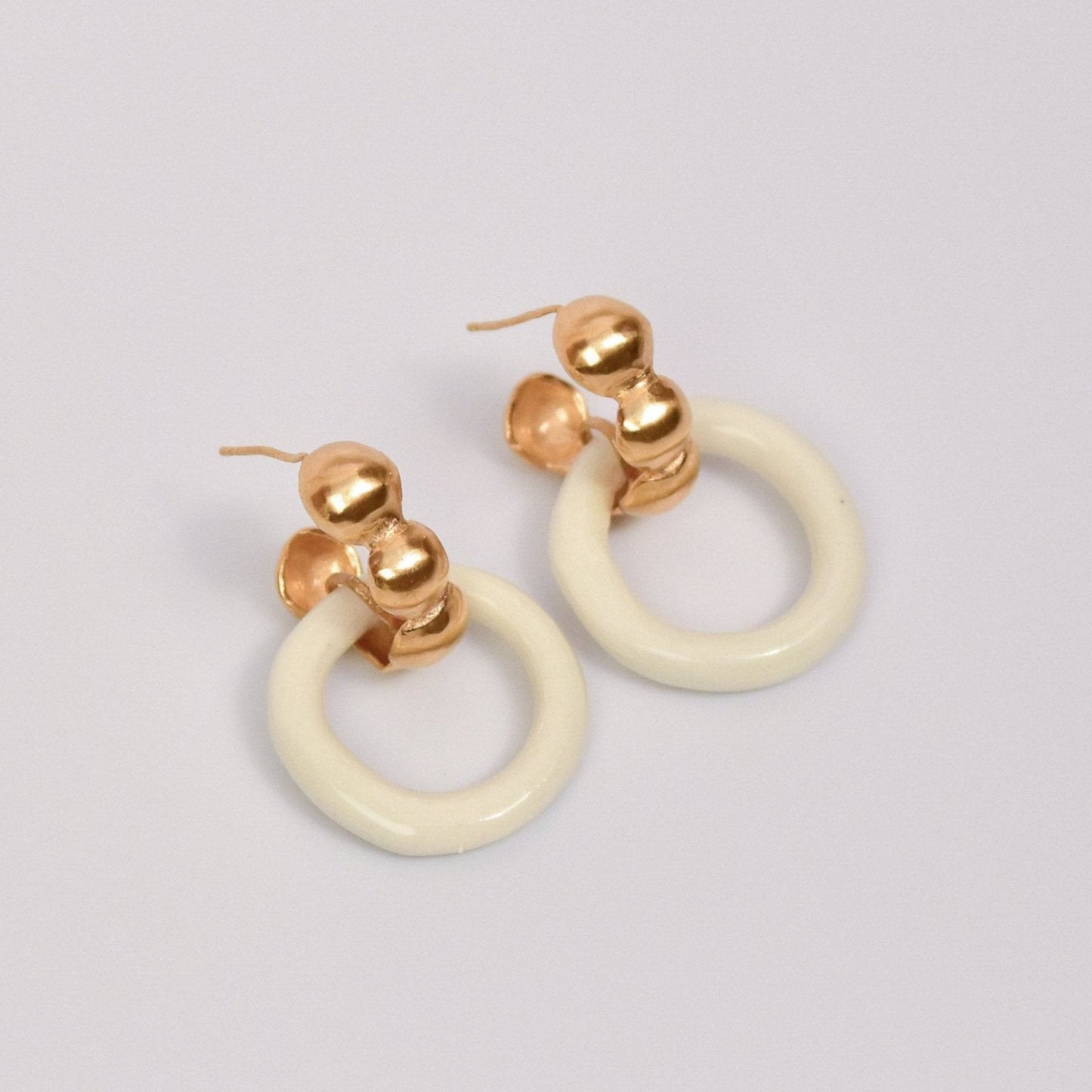 dancing pureness earring white hoop gold
