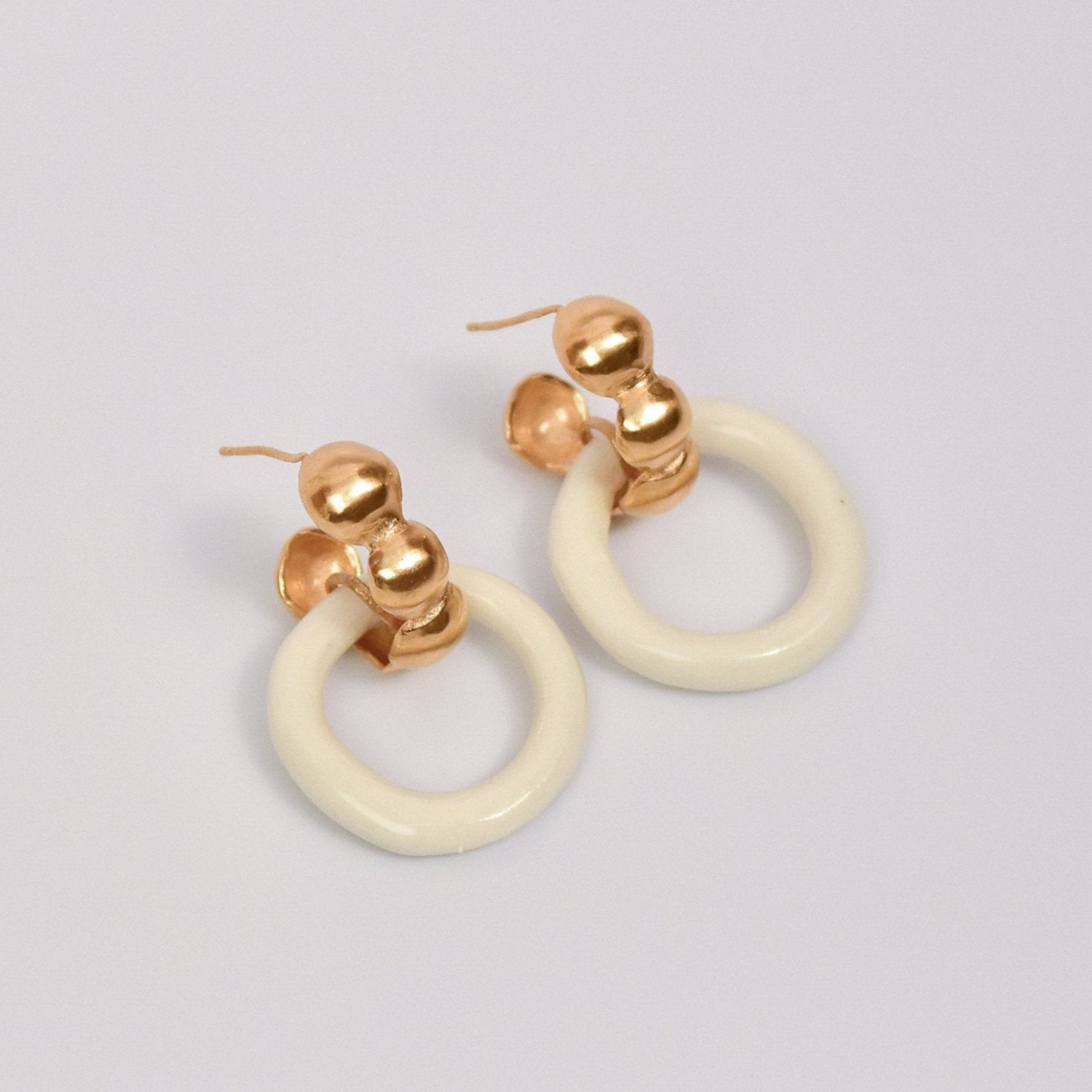 dancing pureness earring white hoop gold
