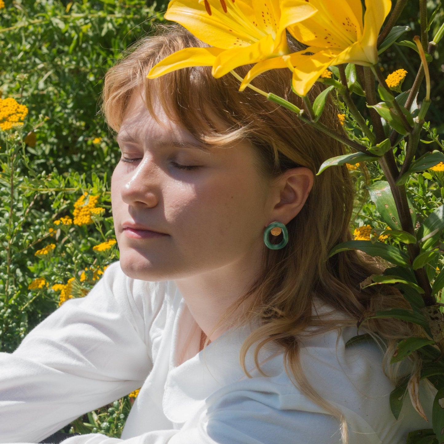 rtisanal handmade green porcelain stud earrings with unique oval hoop design and hammered gold detail. Lightweight and modern ceramic earrings, perfect for minimalist or statement jewelry styles. Ideal for everyday wear or as a thoughtful handmade gift.