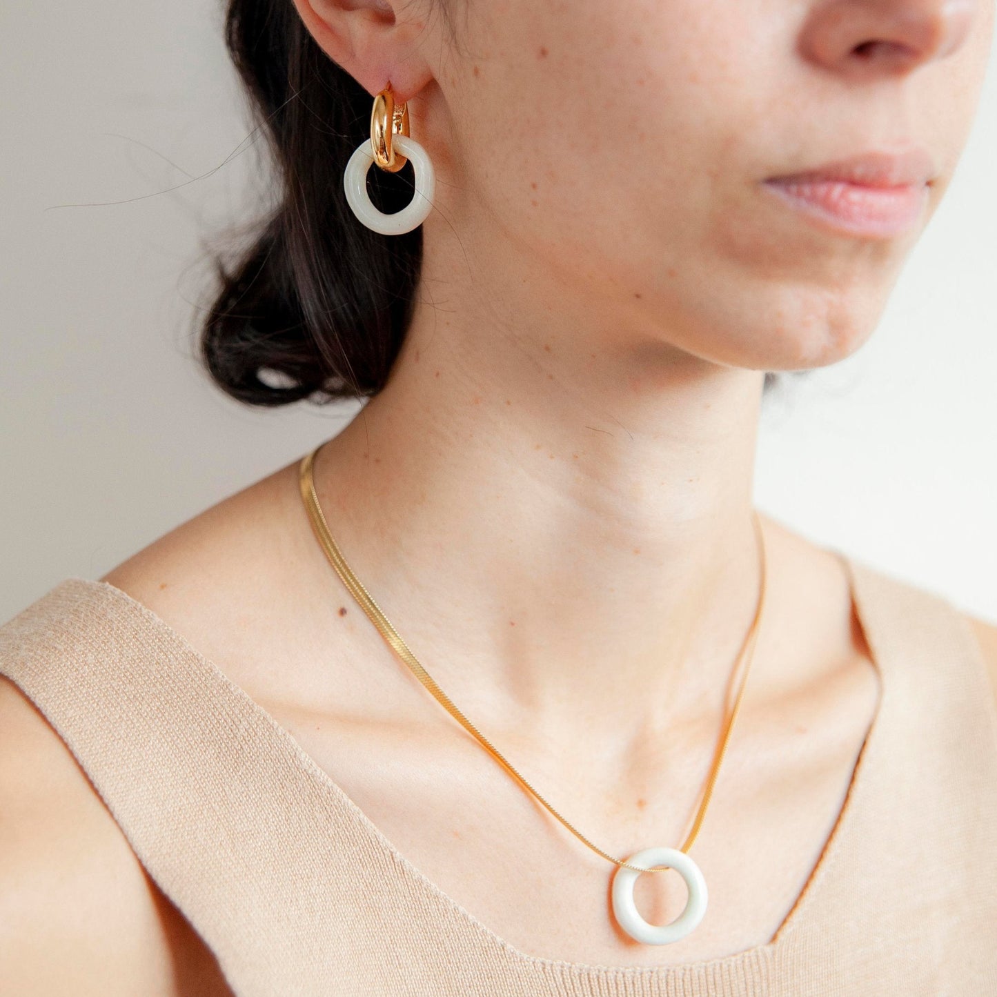 IBWIA necklace white hoop circle gold