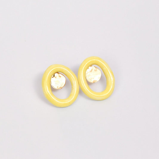 Artisanal handmade yellow porcelain stud earrings with unique oval hoop design and hammered gold detail. Lightweight and modern ceramic earrings, perfect for minimalist or statement jewelry styles. Ideal for everyday wear or as a thoughtful handmade gift