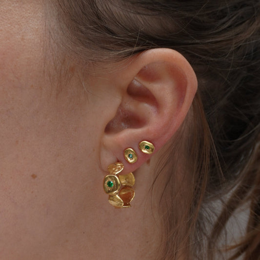 organic gold metal stud round earring green stone