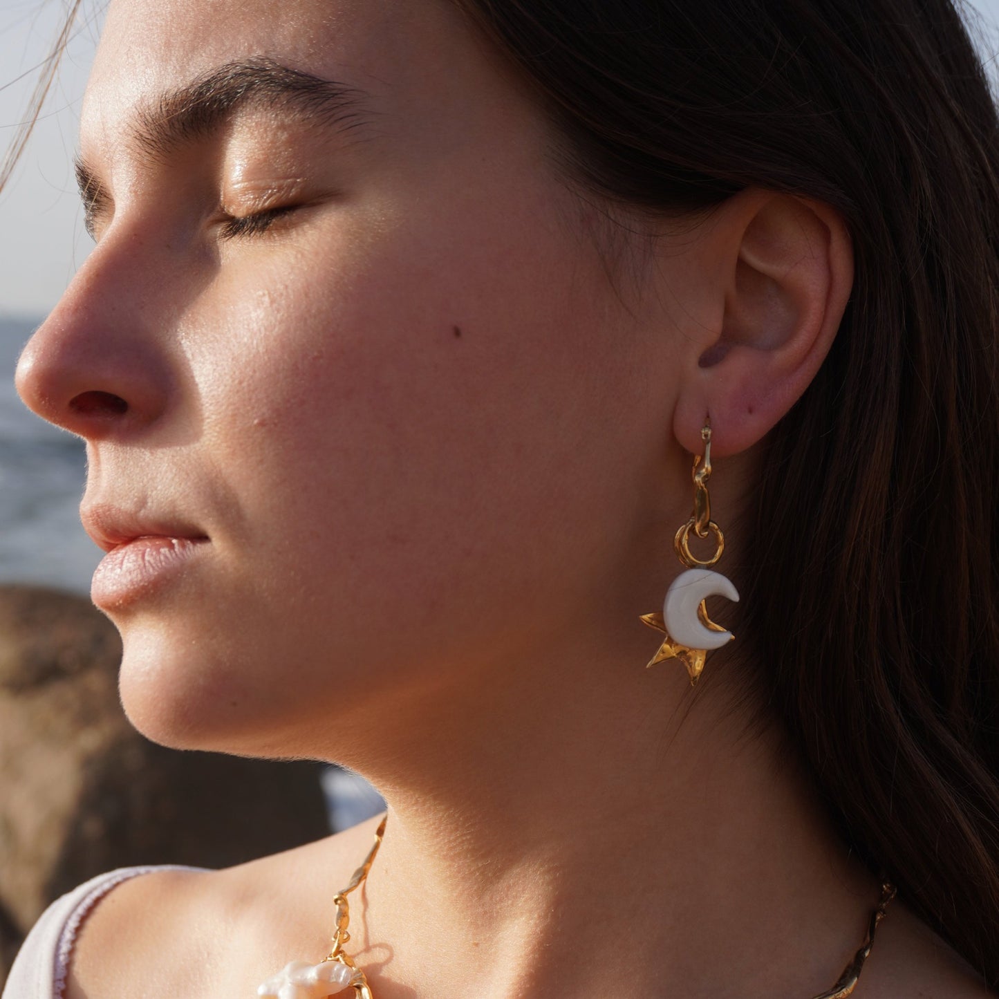 Note e maree small handmade hoops earrings with moon pendant, gold-plated, white