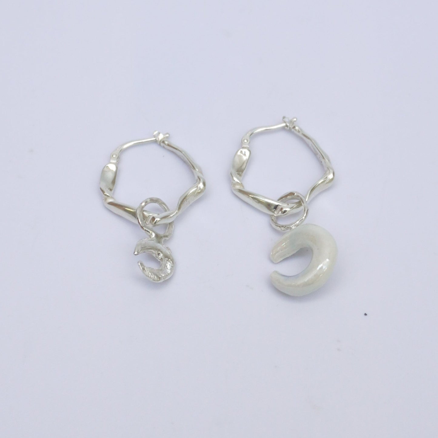 Note e maree small handmade hoops earrings with pendants - moon, silver