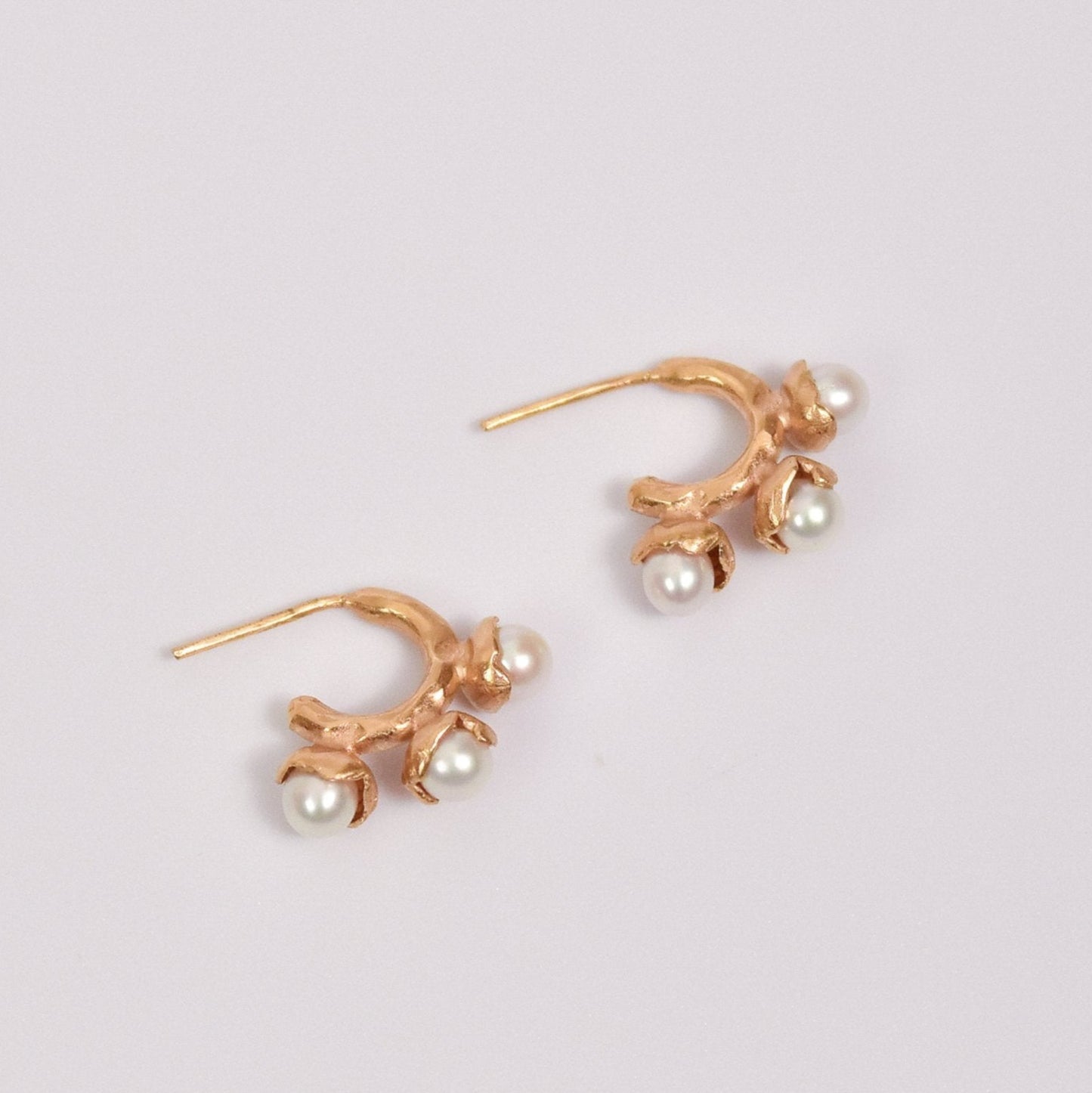 Organic hoop earrings with three pearls -Perula Collection - gold-plated