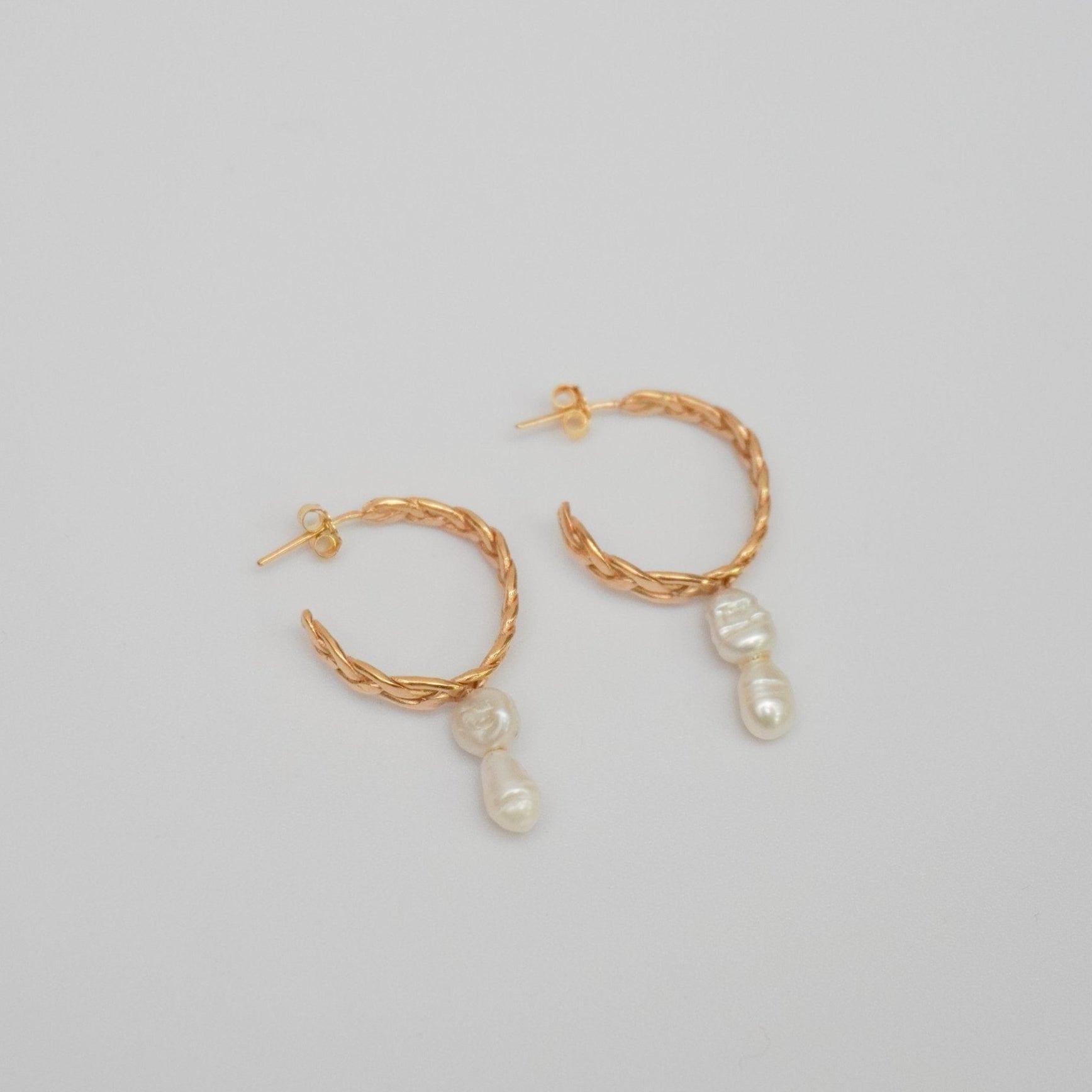 Braided gold-plated hoop earrings with pearls drops, two pearls 