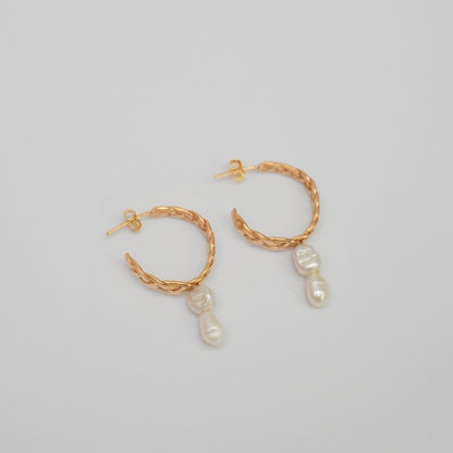 Braided gold-plated hoop earrings with pearls drops, two pearls 