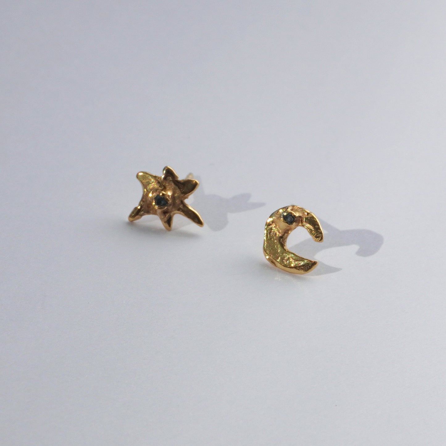 Echi iridescenti - Small Moon Stud Earring with a Stone