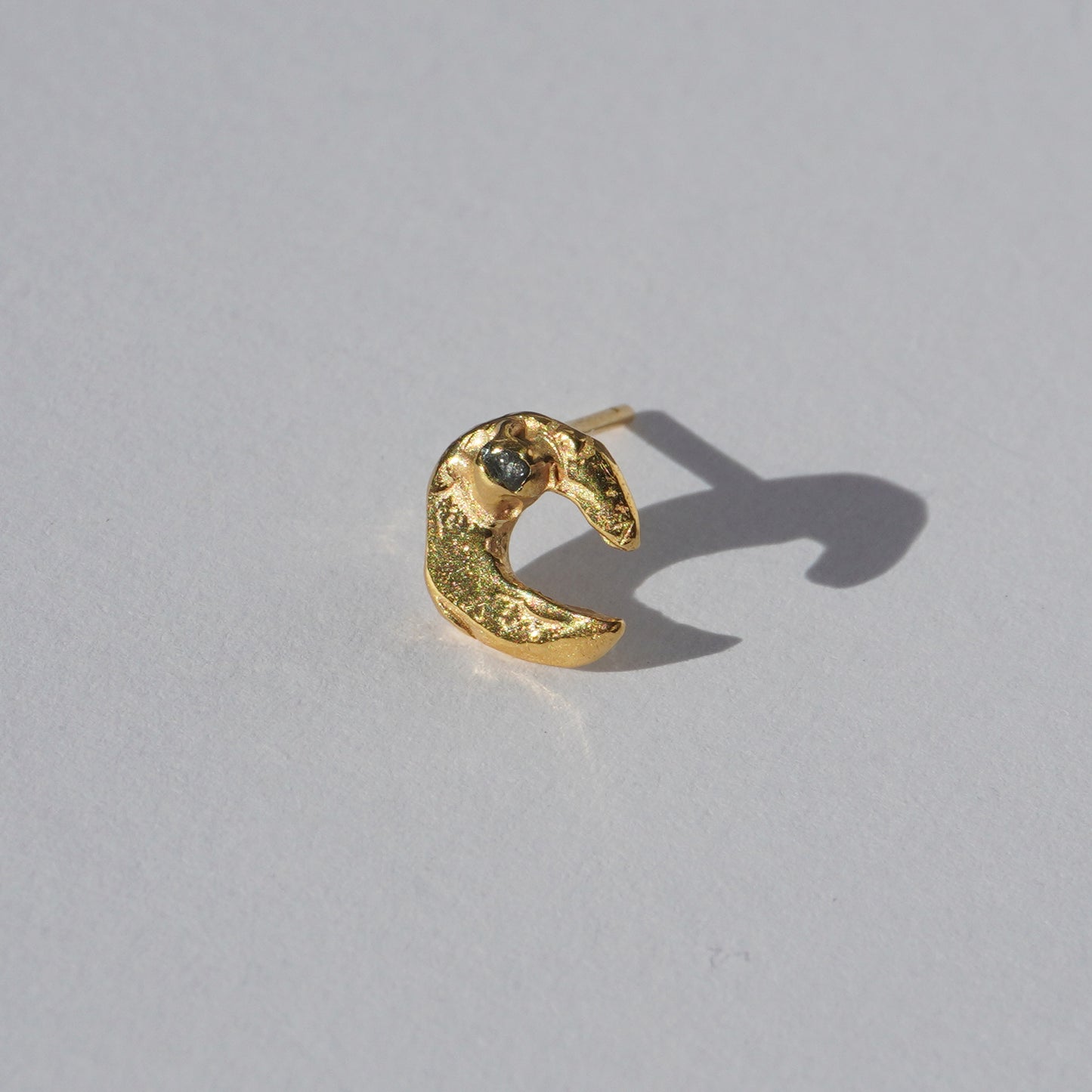 Echi iridescenti - Small Moon Stud Earring with a Stone