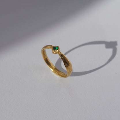 Handcrafted gold-plated ring with organic band and customizable gemstone