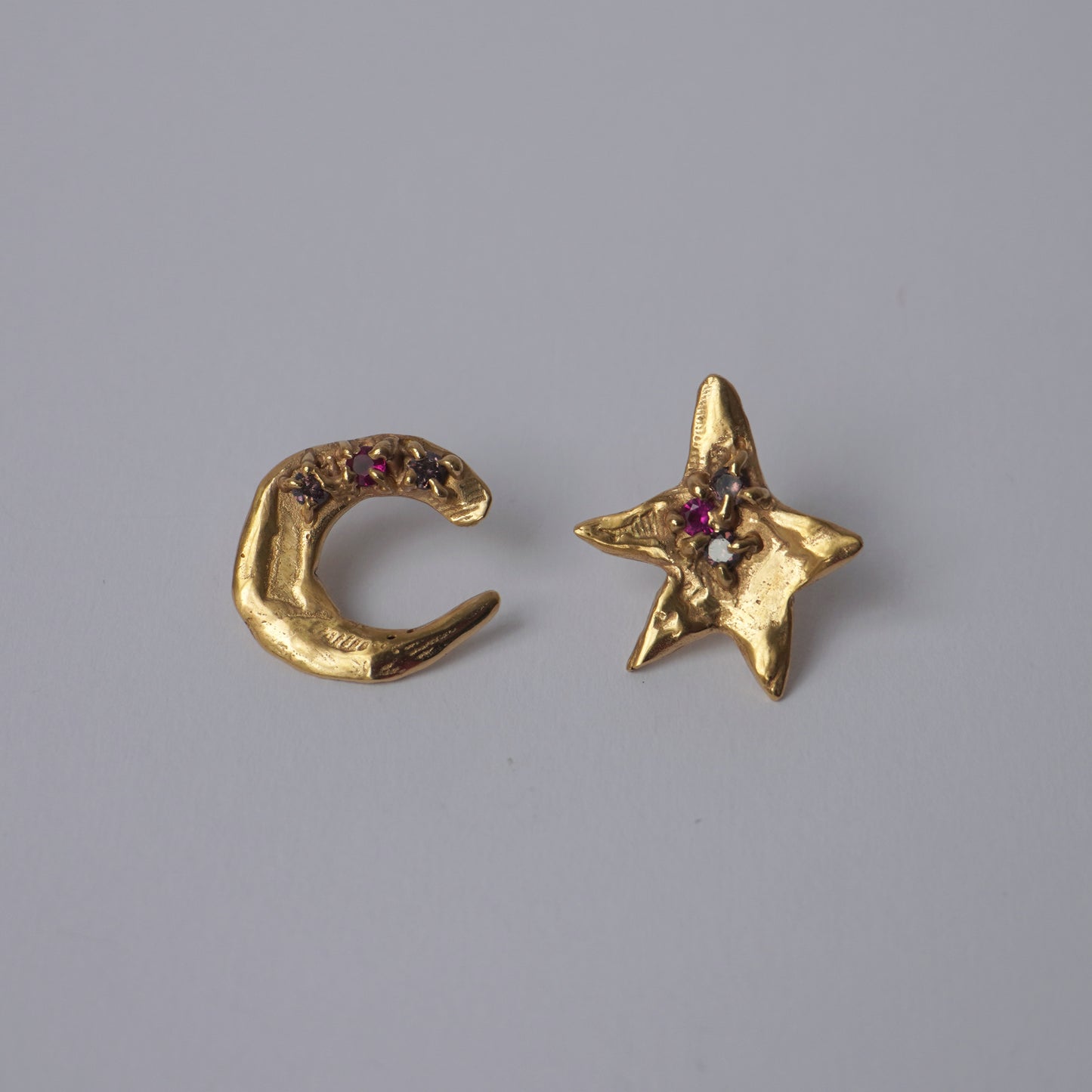 Echi iridescenti - Big Stud Earring Moon with Three Stones
