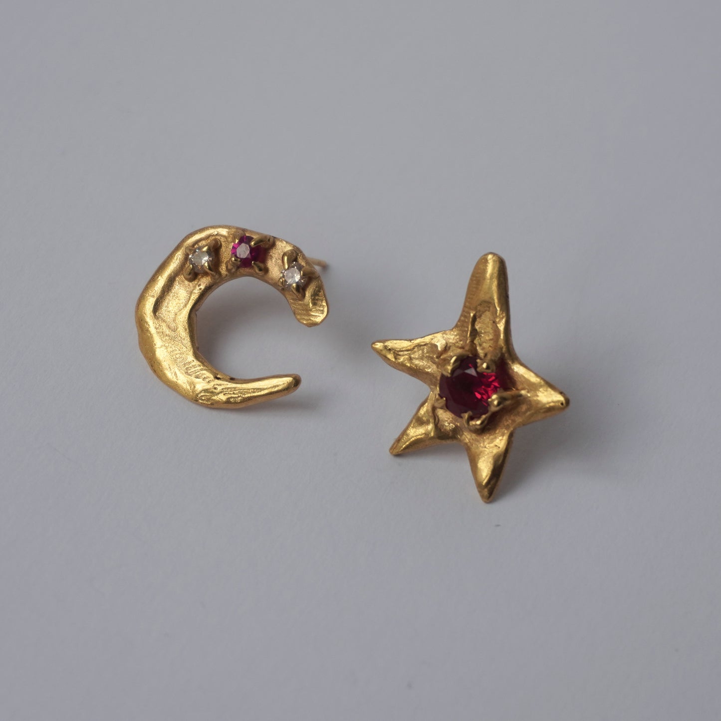 Echi iridescenti - Big Stud Earring Moon with Three Stones