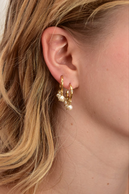 Gold-plated organic hoop earrings with pearl pendants - Perula Collection 