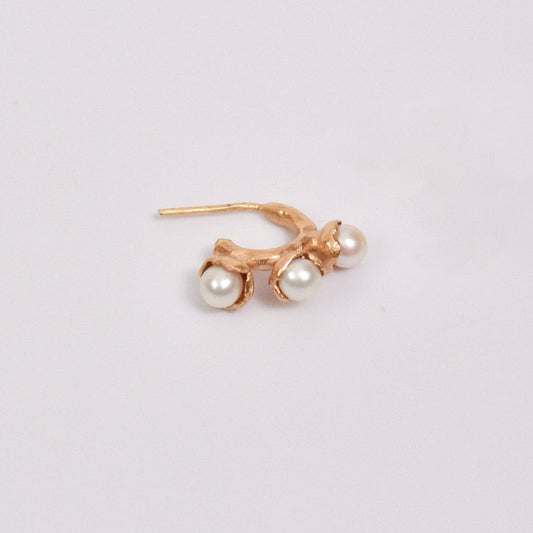 Organic hoop earring with three pearls