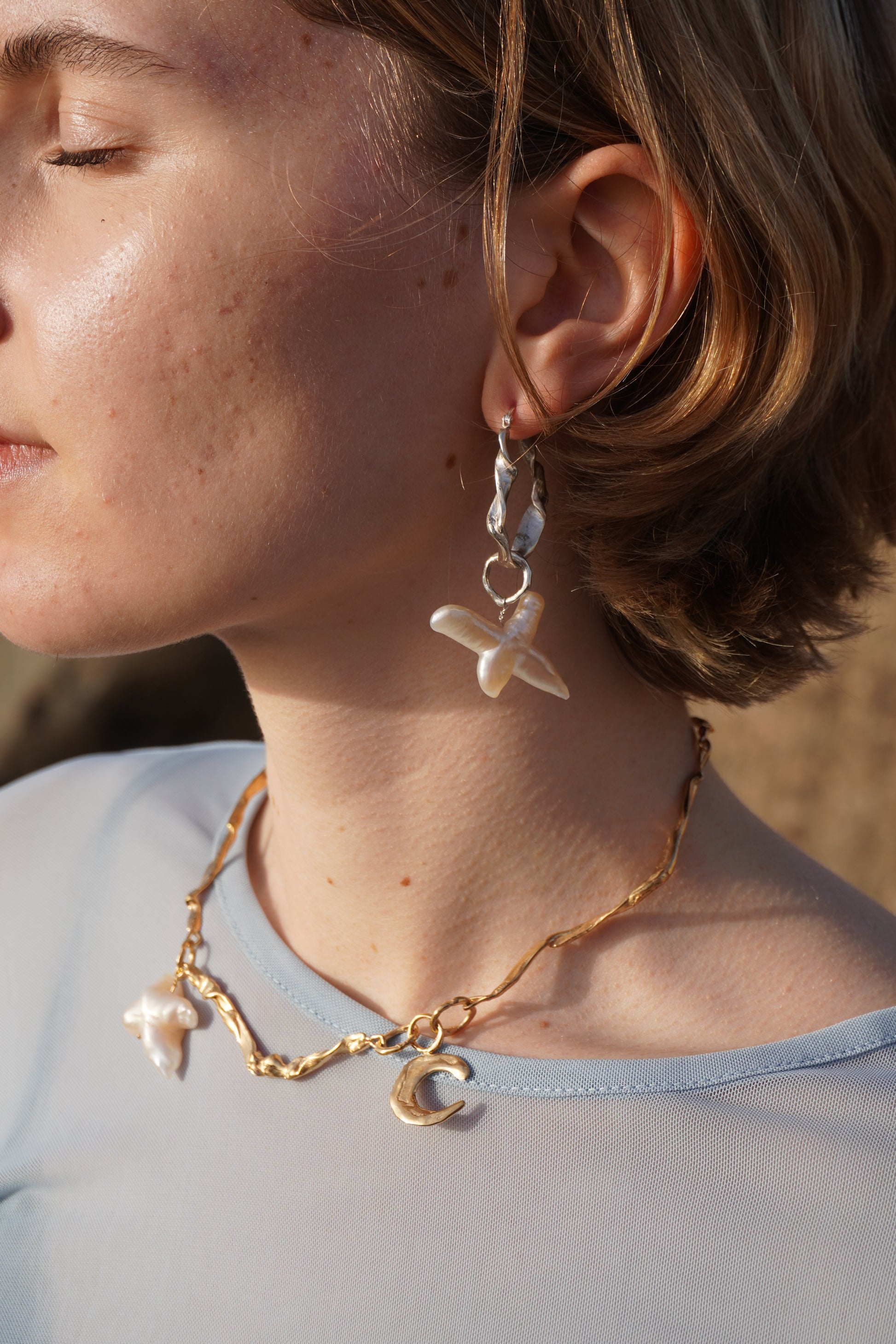 Large pearl pendant, gold colour, metal
