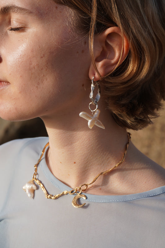 Large pearl pendant, gold colour, metal