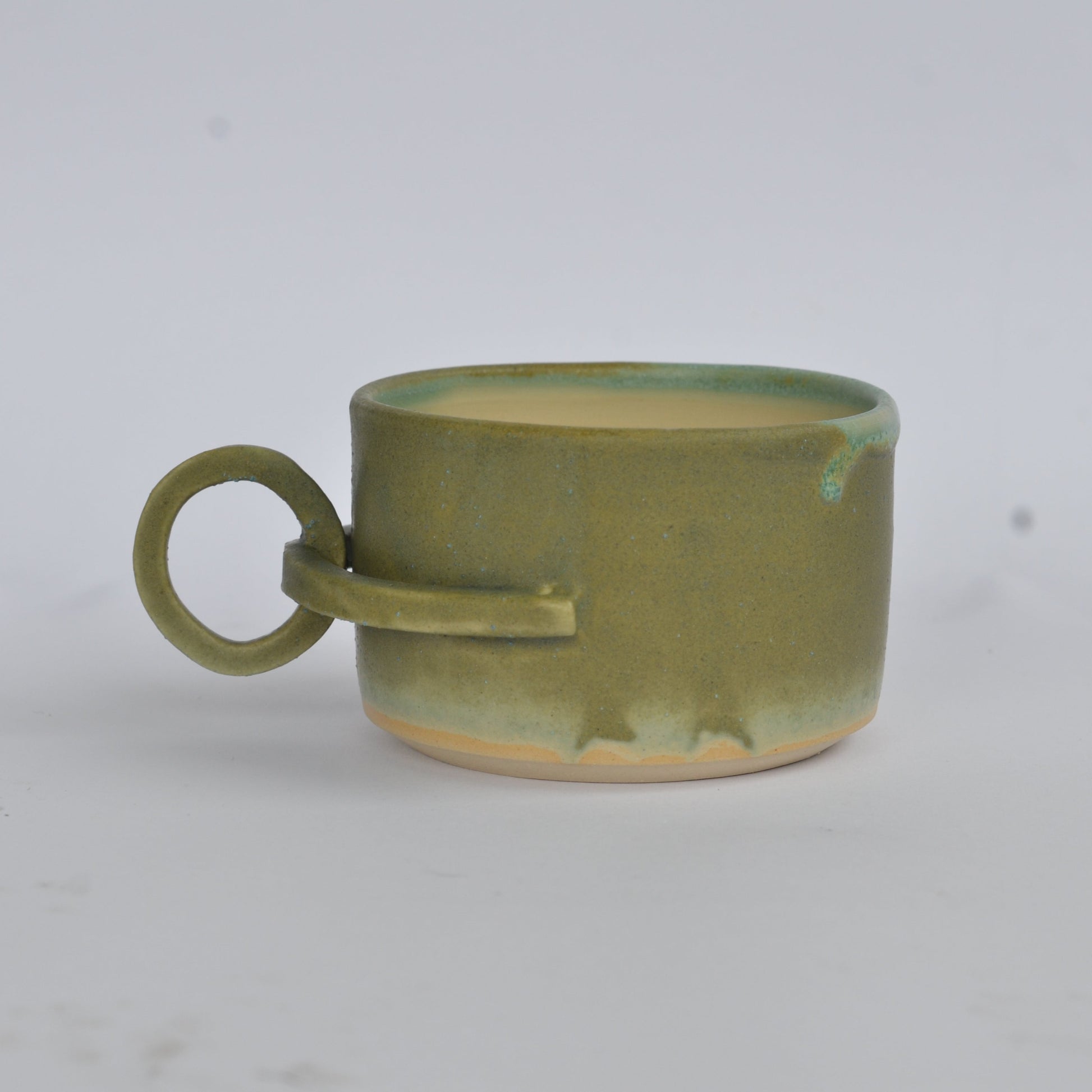Handmade mug with a suspended handle for creative holding